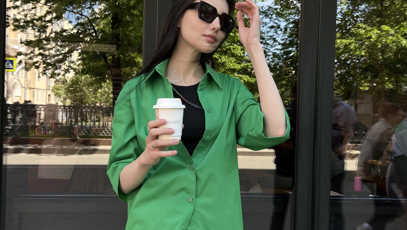 Fashion-съёмка Essive Clothes: модель в зелёной рубашке